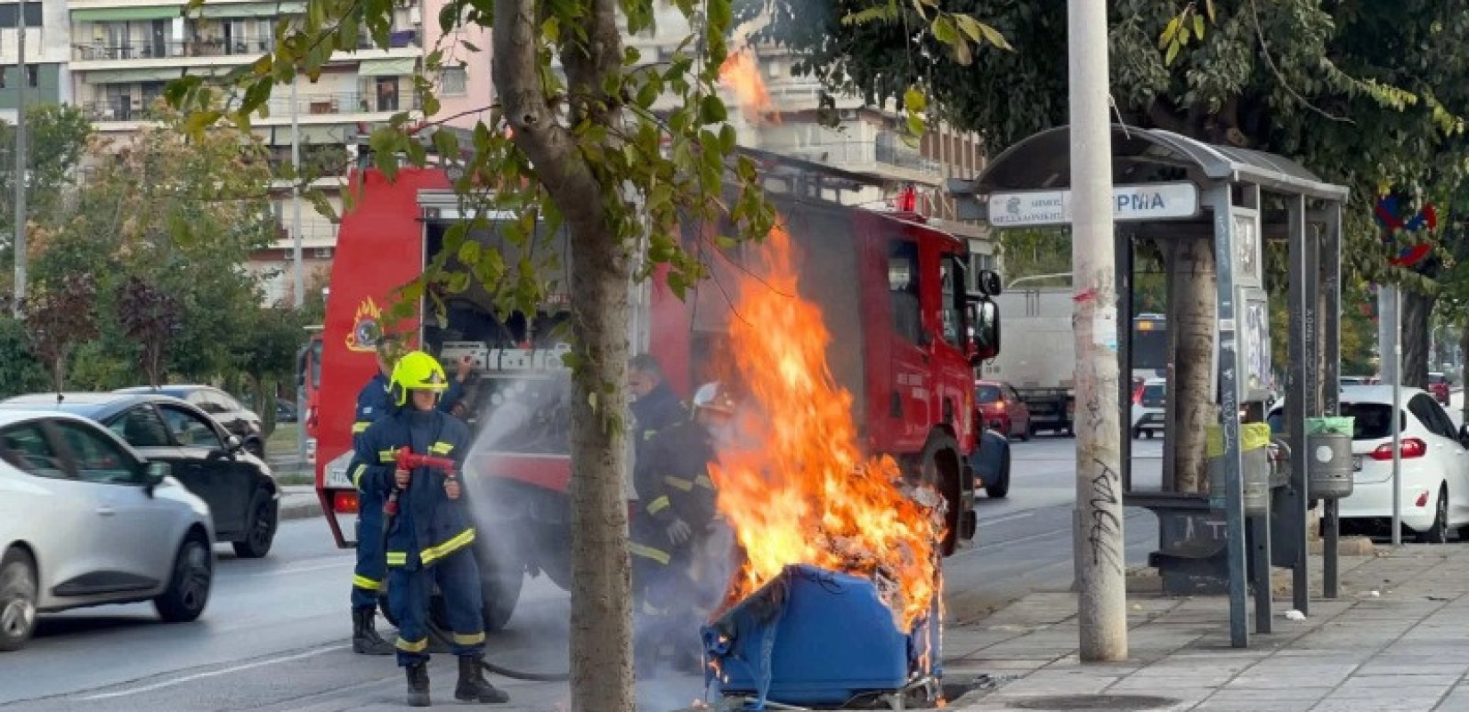 Θεσσαλονίκη: Τον έπιασαν επ’ αυτοφώρω να βάζει φωτιά σε κάδο απορριμμάτων - Χειροπεδες σε 21χρονο