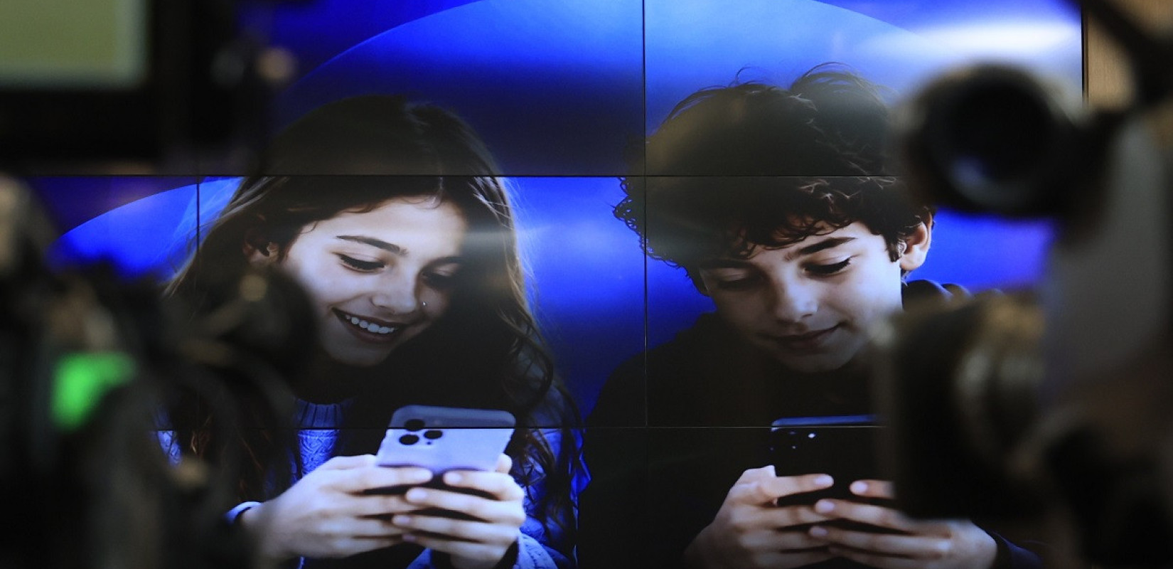 Φραγή στα social media ανηλίκων: Επιστήμονες μιλούν για όσα πρέπει να προσέξουν οι γονείς
