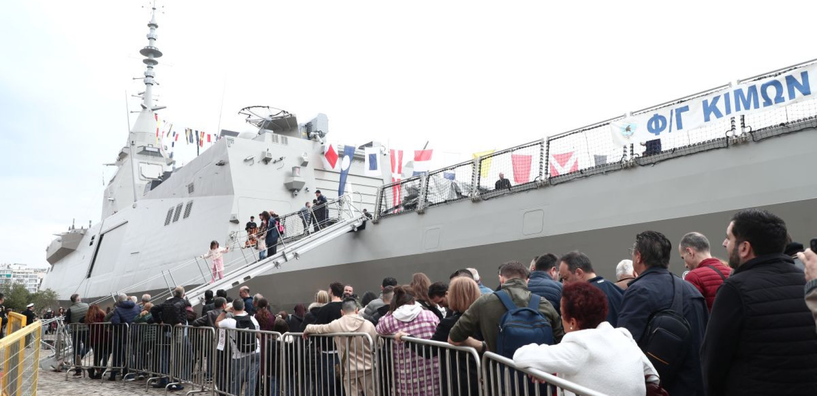 Θεσσαλονίκη: Πλήθος κόσμου στην... ουρά για να δει από κοντά την φρεγάτα «Κίμων»