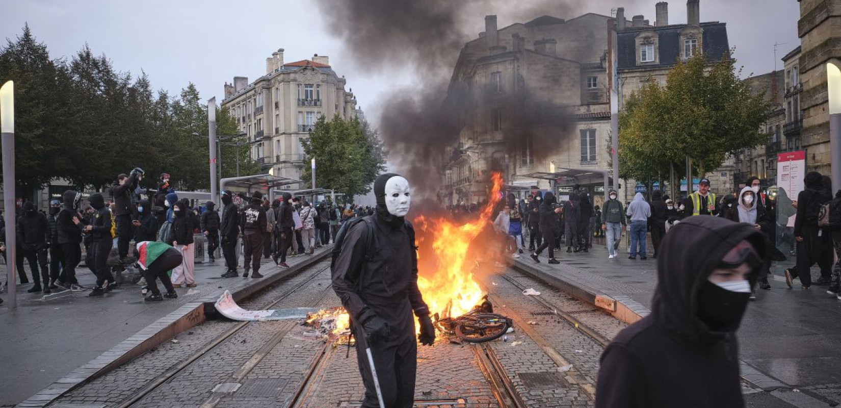 Ευρώπη σε αναταραχή: Πάνω από 1.300 προσαγωγές στη Γαλλία, λεηλασίες στην Ισπανία και εισβολή διαδηλωτών στο Κολοσσαίο