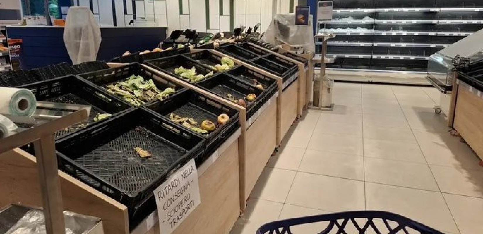 Νότια Ιταλία: Παραλύουν οι μεταφορές από τα μπλόκα των φορτηγών για τις τιμές των καυσίμων (βίντεο)