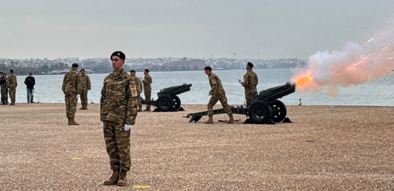 Θεσσαλονίκη: Εντυπωσιακές εικόνες από τους 21 κανονιοβολισμούς στον Λευκό Πύργο - Με τιμές η έπαρση της ιστορικής σημαίας (βίντεο)