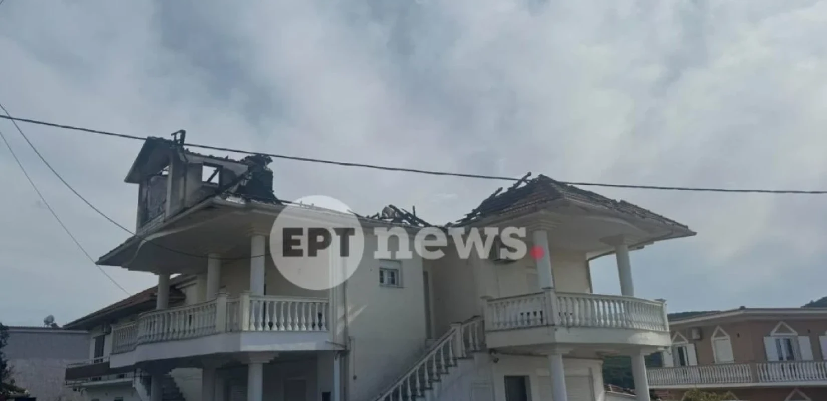 Πρέβεζα: Κεραυνός προκάλεσε φωτιά σε σπίτι - Βίντεο ντοκουμέντο