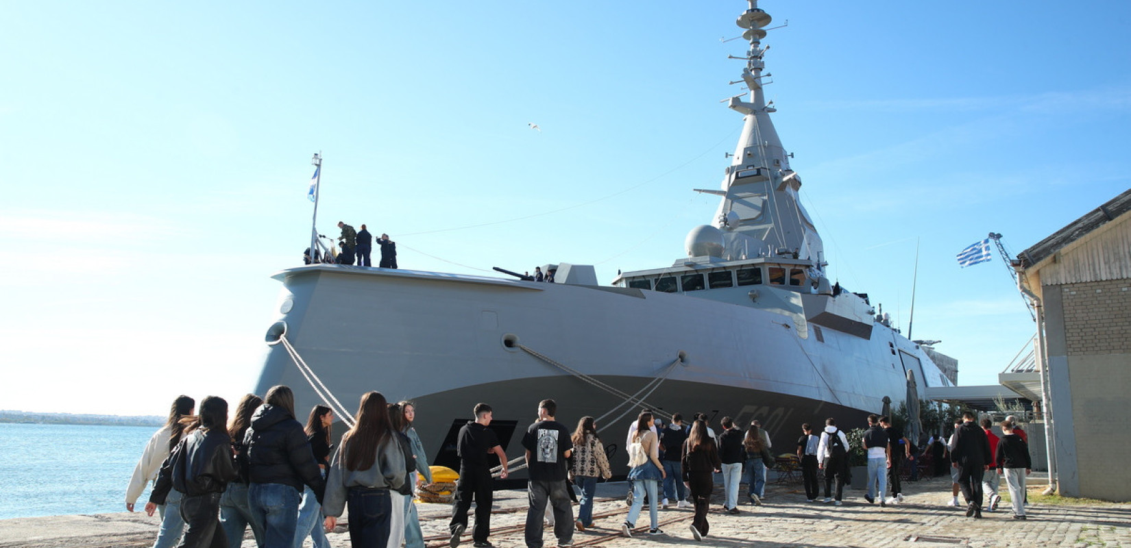 Θεσσαλονίκη: Κοσμοσυρροή στο λιμάνι για μια ξενάγηση στη φρεγάτα «Κίμων» (βίντεο)