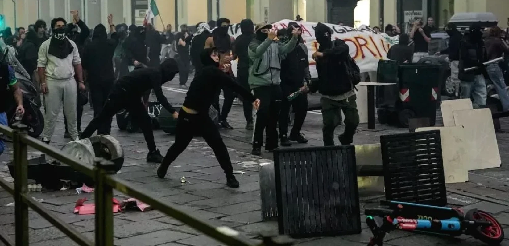 Νέα επεισόδια στο Μιλάνο: Λεηλατήθηκαν σουπερμάρκετ και καταστήματα με είδη ρουχισμού