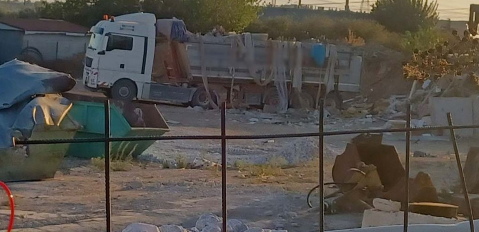 Θεσσαλονίκη: Συνελήφθησαν 2 άνδρες την ώρα που πετούσαν μπάζα από ανακαινίσεις στον δήμο Χαλκηδόνος
