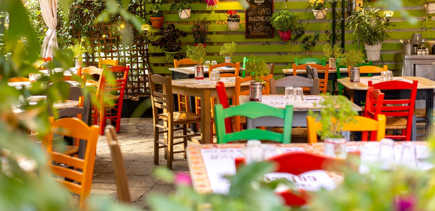 Rediviva Cucina Povera: Στην υπερυψωμένη αυλή στο Τσινάρι της Άνω Πόλης, η εποχή δίνει τα υλικά και η παράδοση συναντά τη δημιουργικότητα