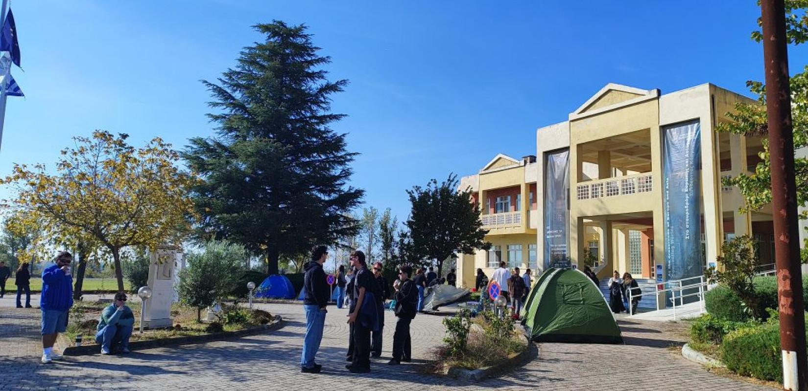 Κομοτηνή: Έστησαν σκηνές οι Φοιτητές έξω από την Πρυτανεία του ΔΠΘ