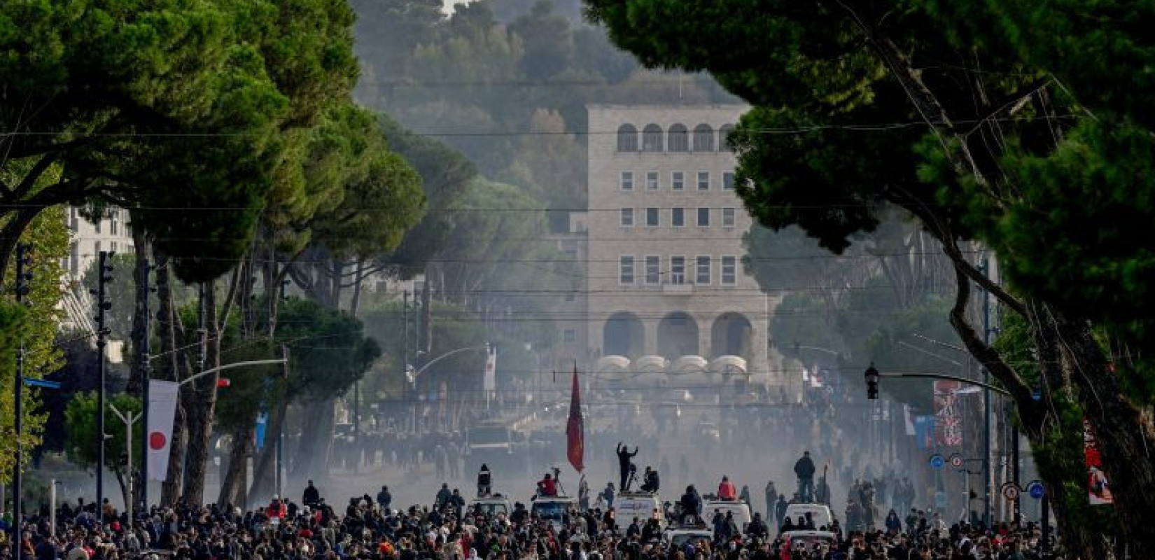 Με επεισόδια ξεκίνησε η έκτη ημέρα κινητοποιήσεων στα Τίρανα - Έντι Ράμα:  «Δεν αμφισβητείται η κυβέρνηση αλλά η πορεία της χώρας προς την ΕΕ»