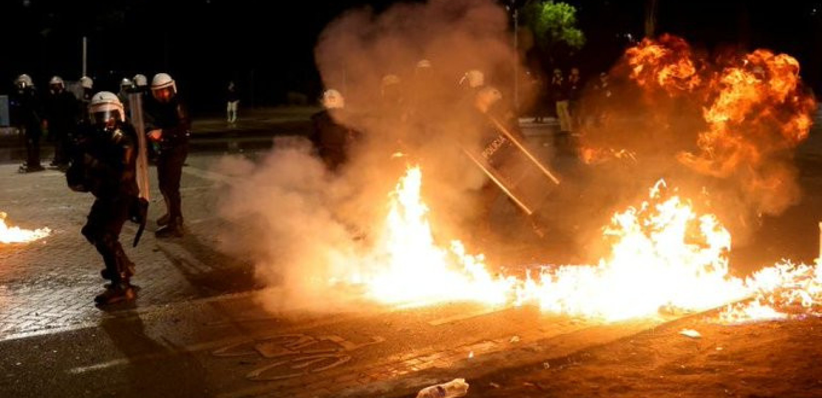 Αλβανία: Πεδίο μάχης το κέντρο των Τιράνων - Αναφορές για τουλάχιστον οκτώ τραυματίες (βίντεο)