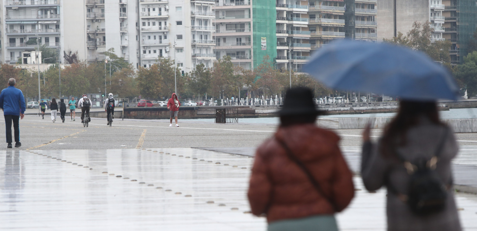Επικαιροποιήθηκε το καιρικό δελτίο - Με βροχές, καταιγίδες και χαλαζοπτώσεις γιορτάζει η Ελλάδα την 28η Οκτωβρίου