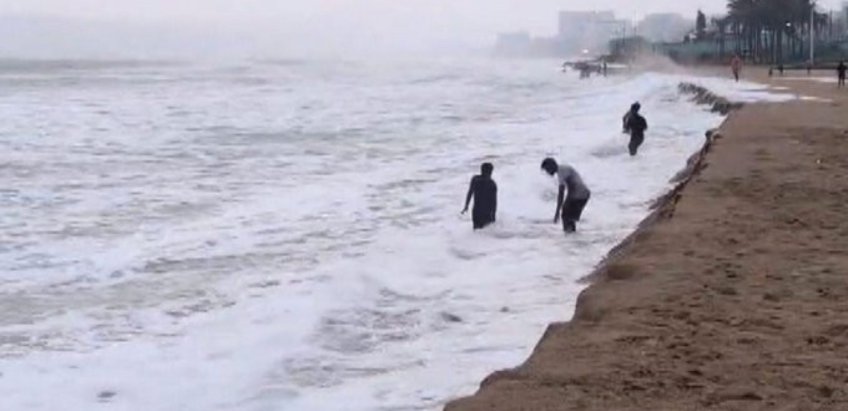 Ινδία: Εκκενώνονται περιοχές για 100.000 κατοίκους λόγω του φονικού κυκλώνα «Αρνάμπ» (βίντεο)