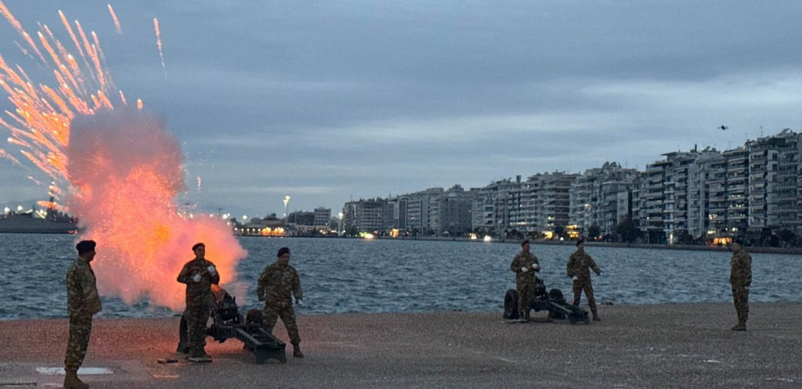 Θεσσαλονίκη: Εντυπωσιακοί κανονιοβολισμοί αντήχησαν από τον Λευκό Πύργο σε όλη την πόλη για την 28η Οκτωβρίου