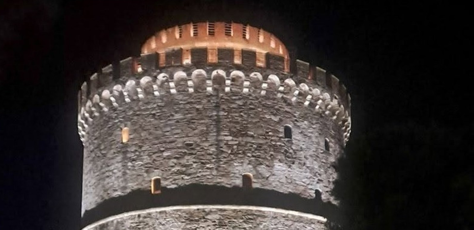 Ο Λευκός Πύργος αλλάζει όψη: Η Θεσσαλονίκη βλέπει το εμβληματικό της τοπόσημο υπό νέο φως - Παρουσία Τασούλα και Μητσοτάκη η τελετή