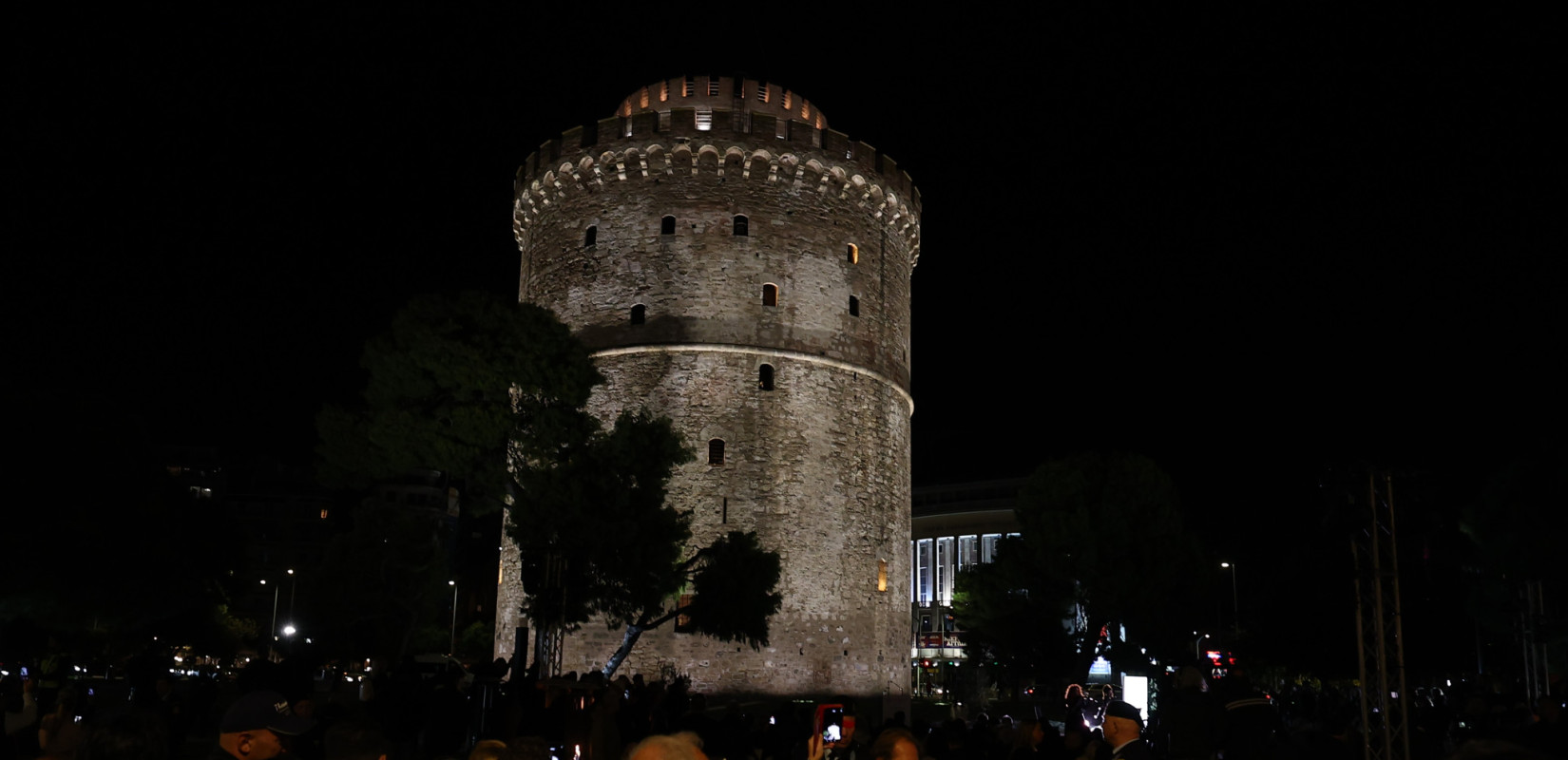 Θεσσαλονίκη: Ο Λευκός Πύργος «αποκαλύφθηκε» κάτω από το νέο του φως - Λαμπερή τελετή παρουσία Τασούλα και Μητσοτάκη (βίντεο)