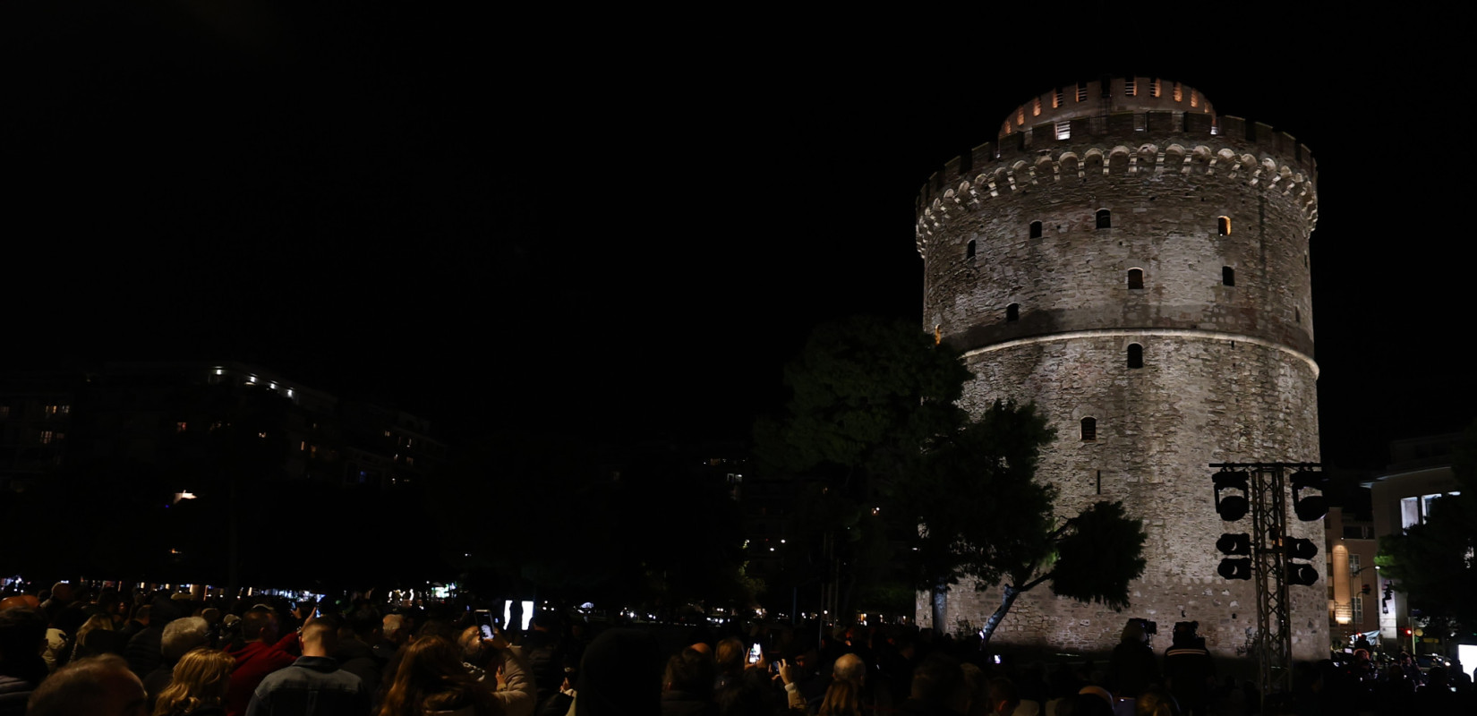 Θεσσαλονίκη: Φως και δέος για το Λευκό Πύργο - Έλαμψε το μνημείο - Τελετή παρουσία Τασούλα, Μητσοτάκη και Μυτιληναίου (βίντεο)