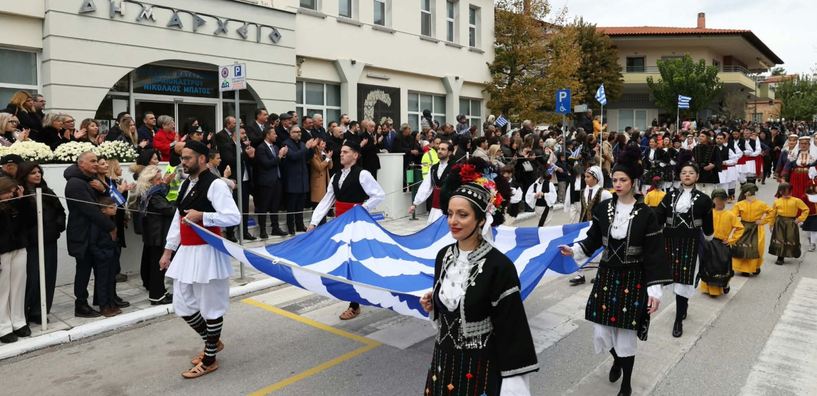 Θεσσαλονίκη: Πλήθος κόσμου στην παρέλαση του Δήμου Ωραιοκάστρου για την επέτειο της 28ης Οκτωβρίου