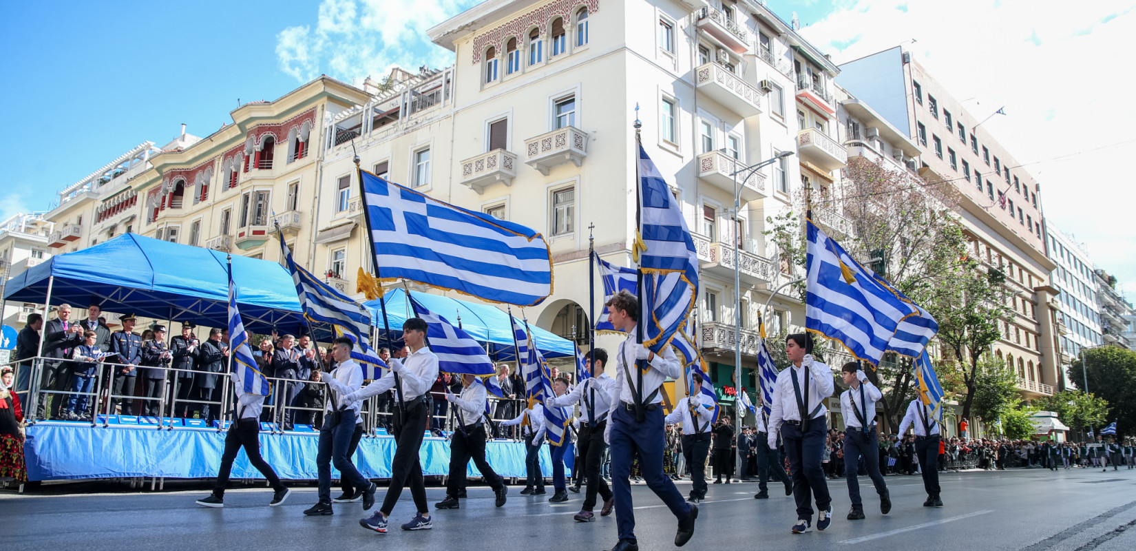 Θεσσαλονίκη: Μαθητές από 22 δημόσια και ιδιωτικά σχολεία στην παρέλαση - Θερμό χειροκρότημα από εκατοντάδες πολίτες (βίντεο)