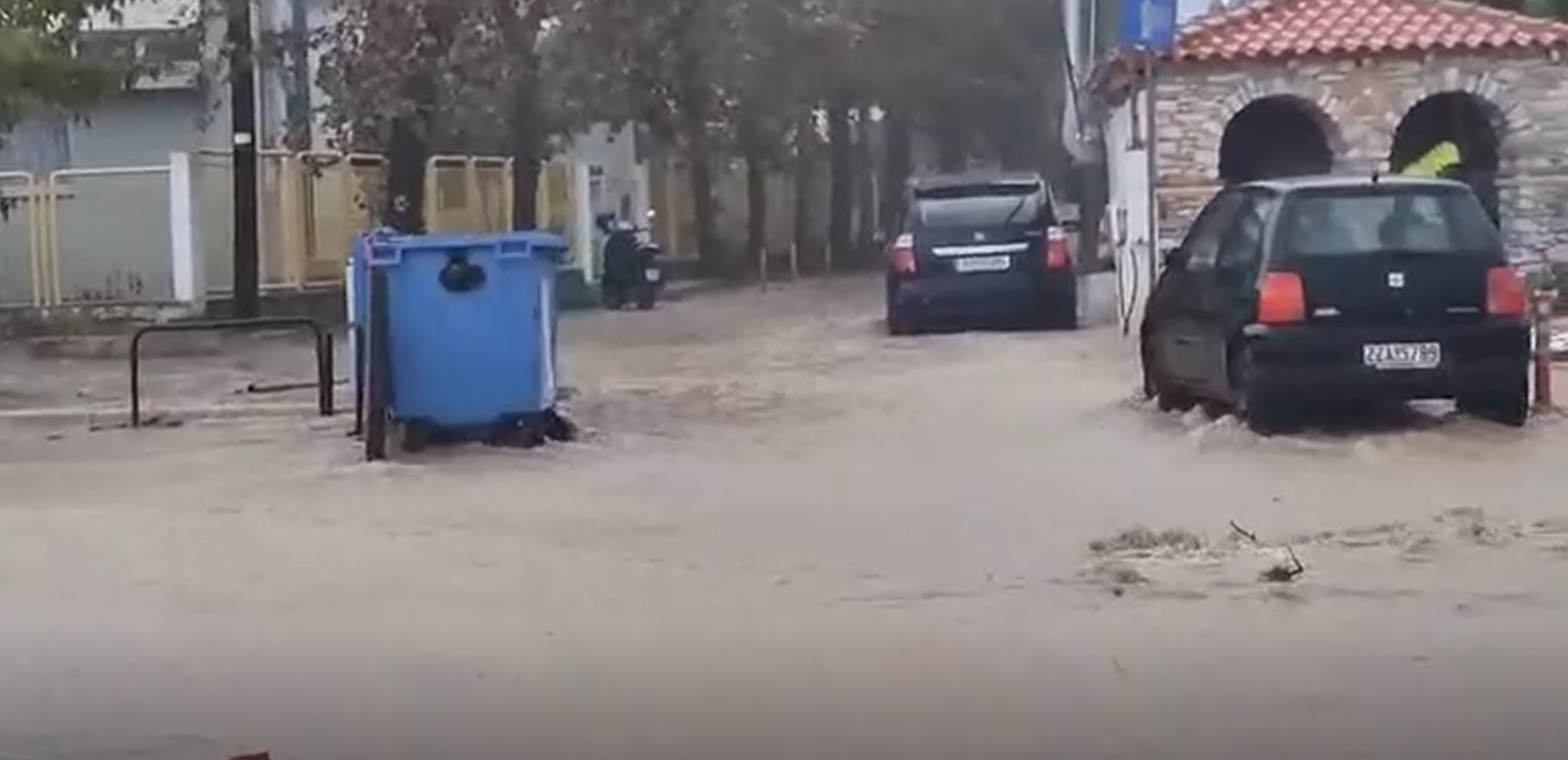 Σε... ποτάμια μετατράπηκαν οι δρόμοι σε Σκιάθο και Πήλιο από την σφοδρή κακοκαιρία - Ήχησε το 112 (βίντεο)