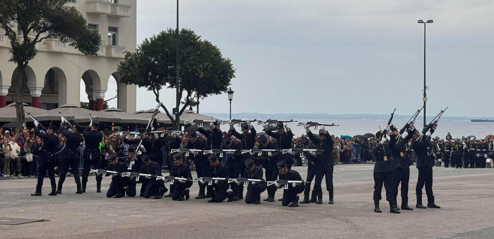 Θεσσαλονίκη: Με εντυπωσιακούς σχηματισμούς, εμβατήρια και… Μαζωνάκη οι φετινές επιδείξεις των ενόπλων δυνάμεων στην Αριστοτέλους (βίντεο)