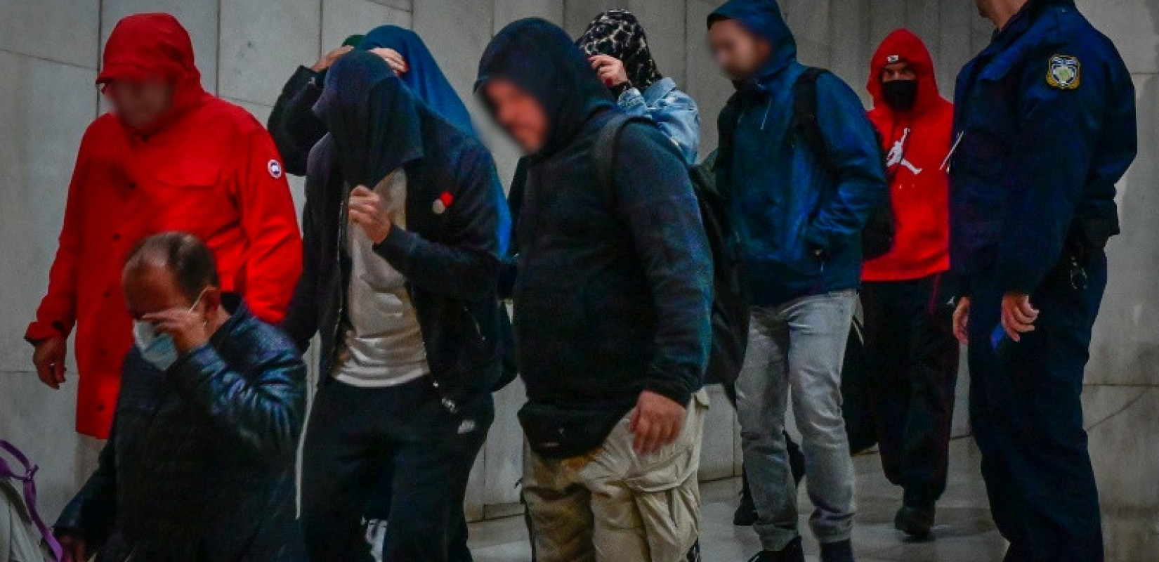 Υπόθεση «Χωριάτικο»: Στην Ευελπίδων οι πρώτοι 30 κατηγορούμενοι - Το απόγευμα απολογείται ο ιδιοκτήτης
