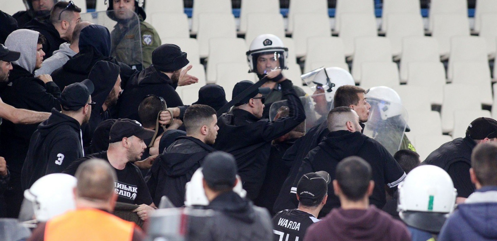 Επεισόδια και έξω από το ΟΑΚΑ, επίθεση με μπουκάλι στους σχολιαστές του συνδρομητικού καναλιού (video)