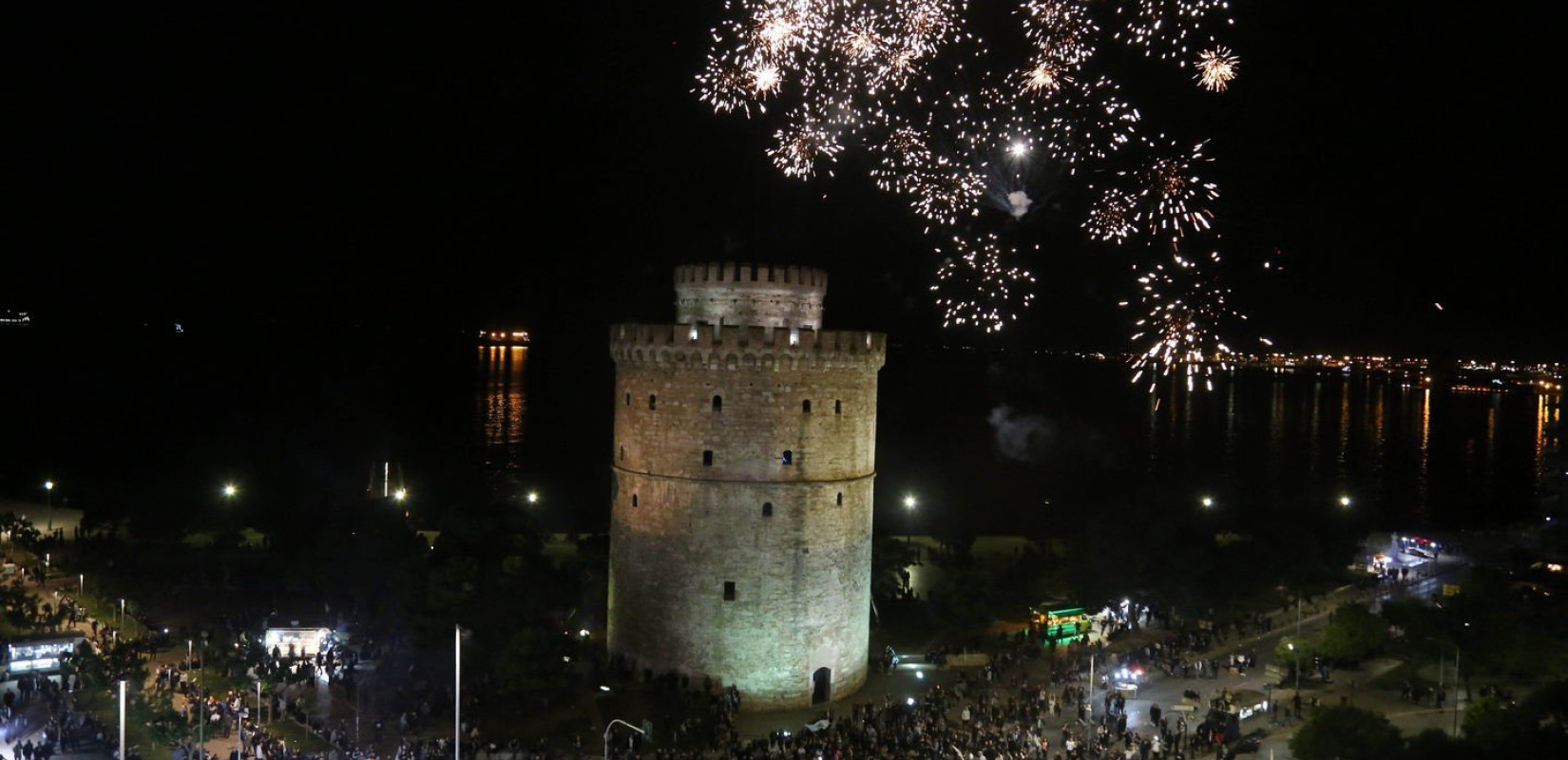 Έκρηξη χαράς, συνθήματα και πυροτεχνήματα στο Λευκό Πύργο για τον ΠΑΟΚ (photos+videos)