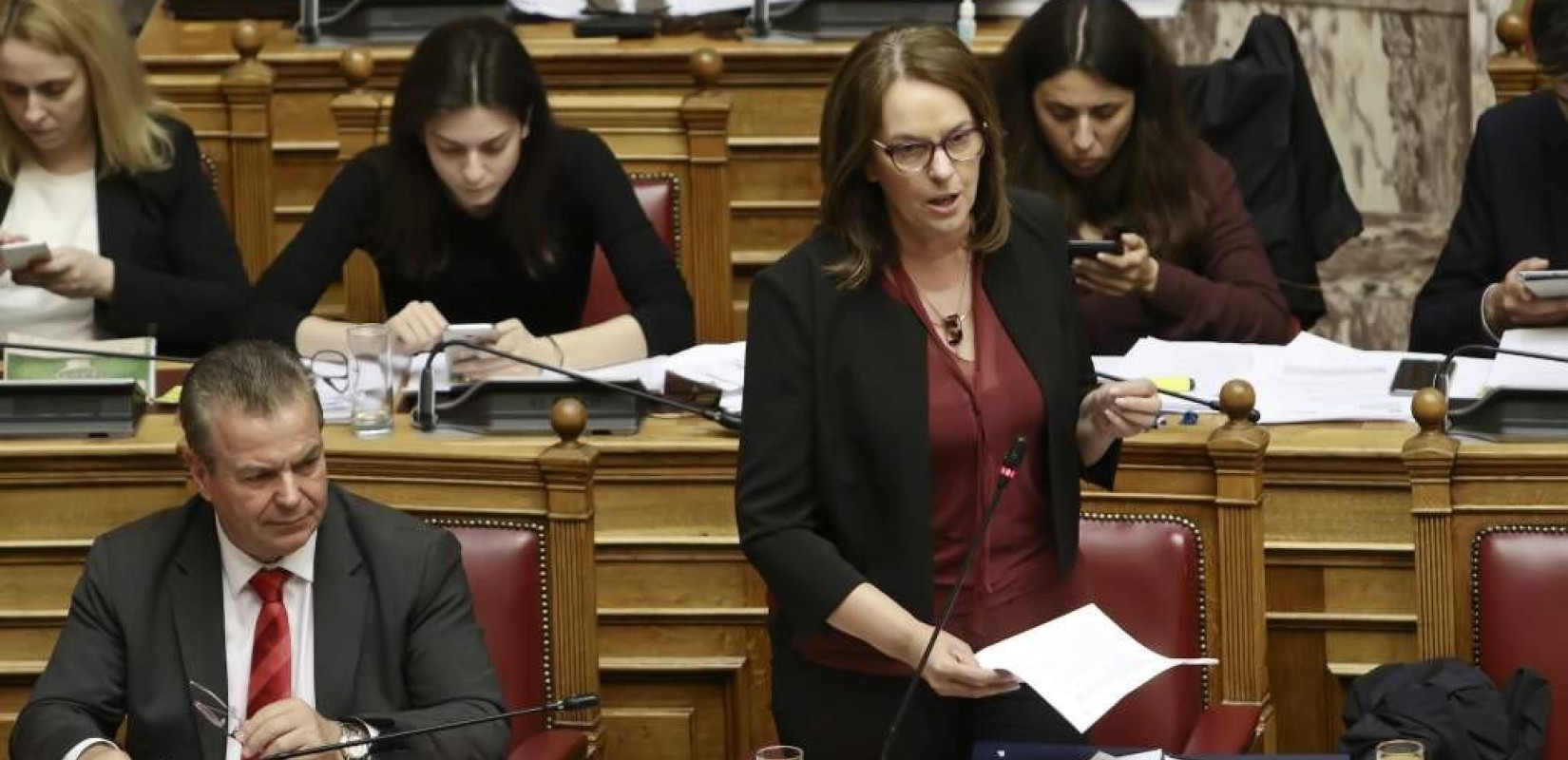 ΦΠΑ 13% στον καφέ στο ράφι, περισσότερες δόσεις για οφειλές επιχειρήσεων
