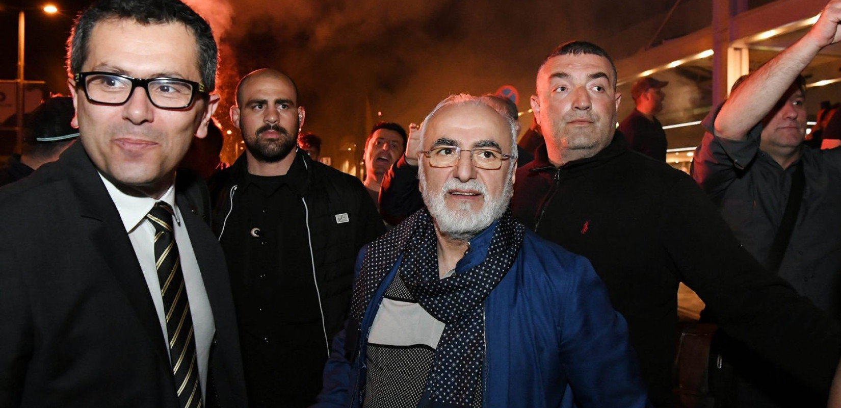 Ο Ιβάν Σαββίδης κάνει τον... μαέστρο (video)