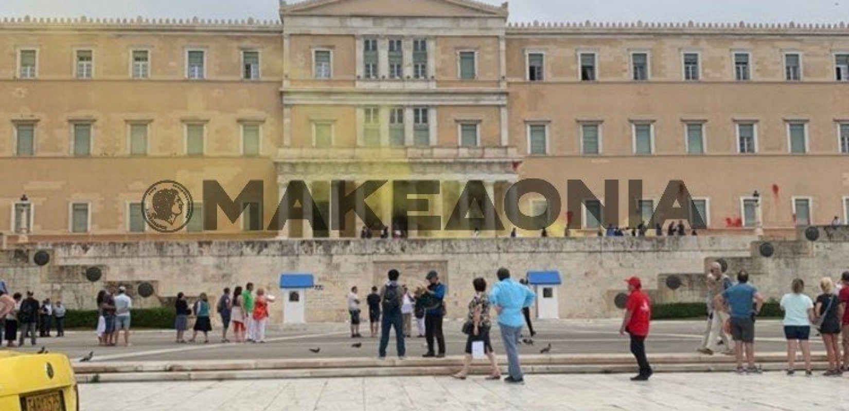 Ο Ρουβίκωνας πέταξε τις μπογιές στη Βουλή για συμπαράσταση στον Κουφοντίνα