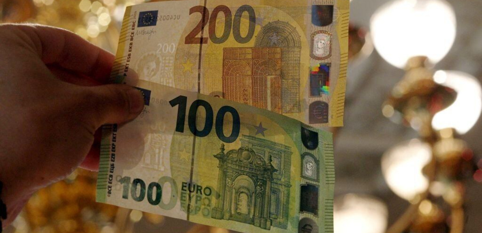 Από αύριο στην αγορά τα νέα, πιο φωτεινά και ασφαλέστερα χαρτονομίσματα των 100 και 200 ευρώ 