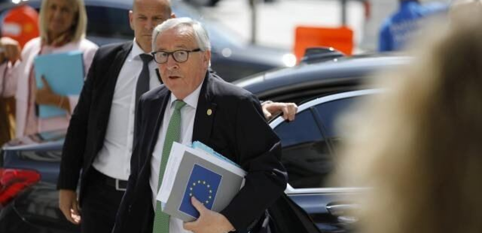 Ένα Brexit χωρίς συμφωνία θα πονέσει περισσότερο τη Βρετανία λέει ο Γιούνκερ 