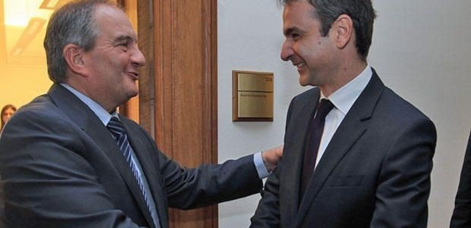 Συνάντηση Μητσοτάκη - Καραμανλή στη Βουλή