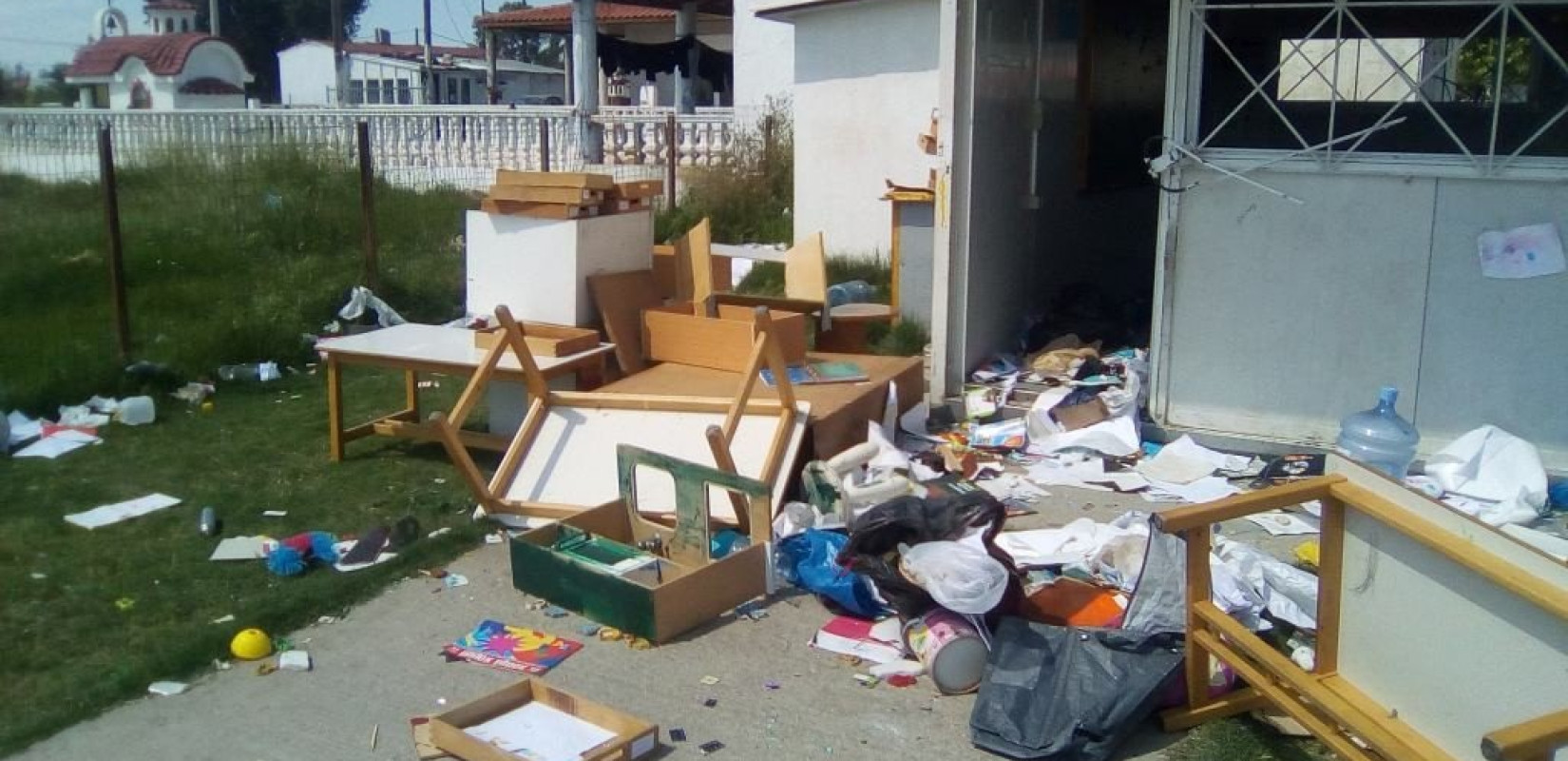 Κατέστρεψαν το λυόμενο νηπιαγωγείο στον οικισμό ρομά "Αγία Σοφία"