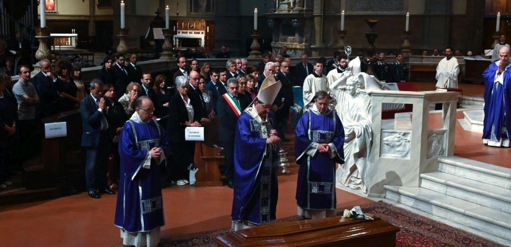 Χιλιάδες κόσμου  για το "ύστατο χαίρε" στον Φράνκο Τζεφιρέλι 