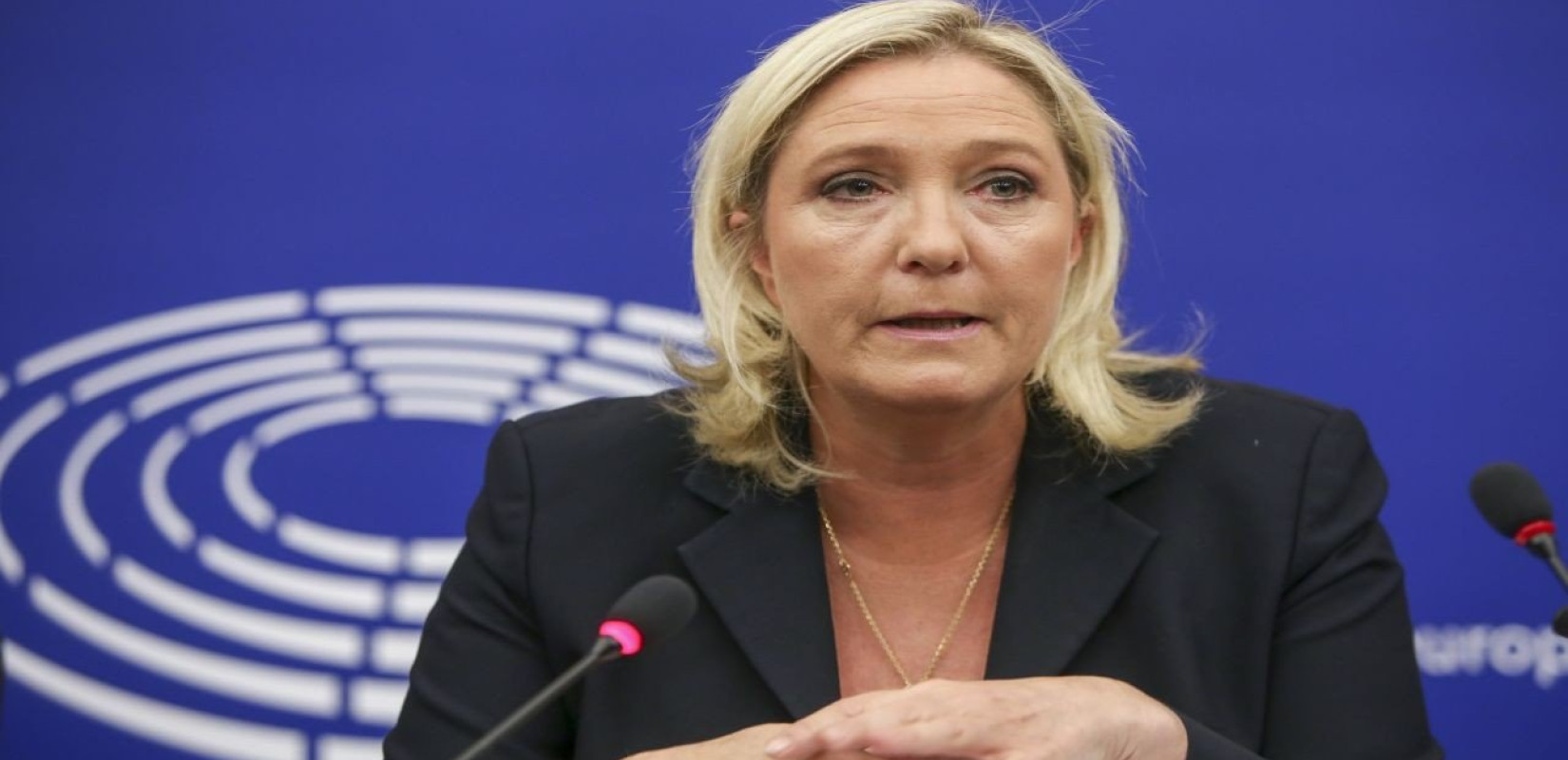 Γαλλία: Η Μαρίν Λεπέν απειλεί να ανατρέψει την κυβέρνηση