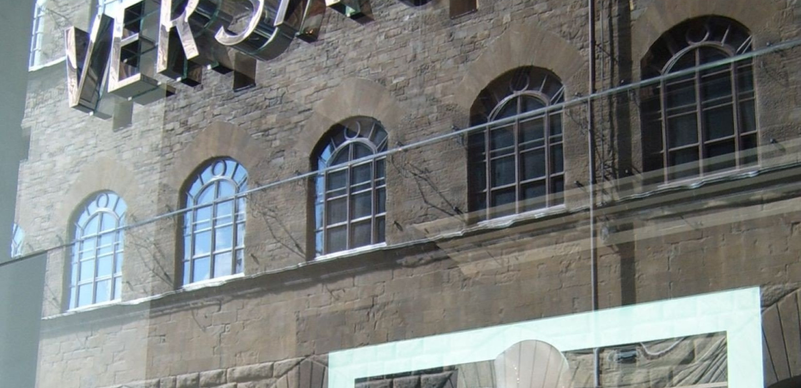 Ιταλία: Η Prada εξαγοράζει τον οίκο Versace