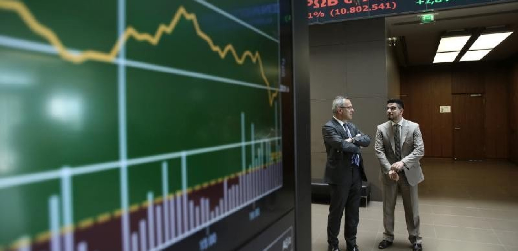 Το Χρηματιστήριο Αθηνών «πέφτει» αλλά οι διεθνείς οίκοι προτρέπουν τους επενδυτές να αγοράσουν μετοχές ελληνικών τραπεζών