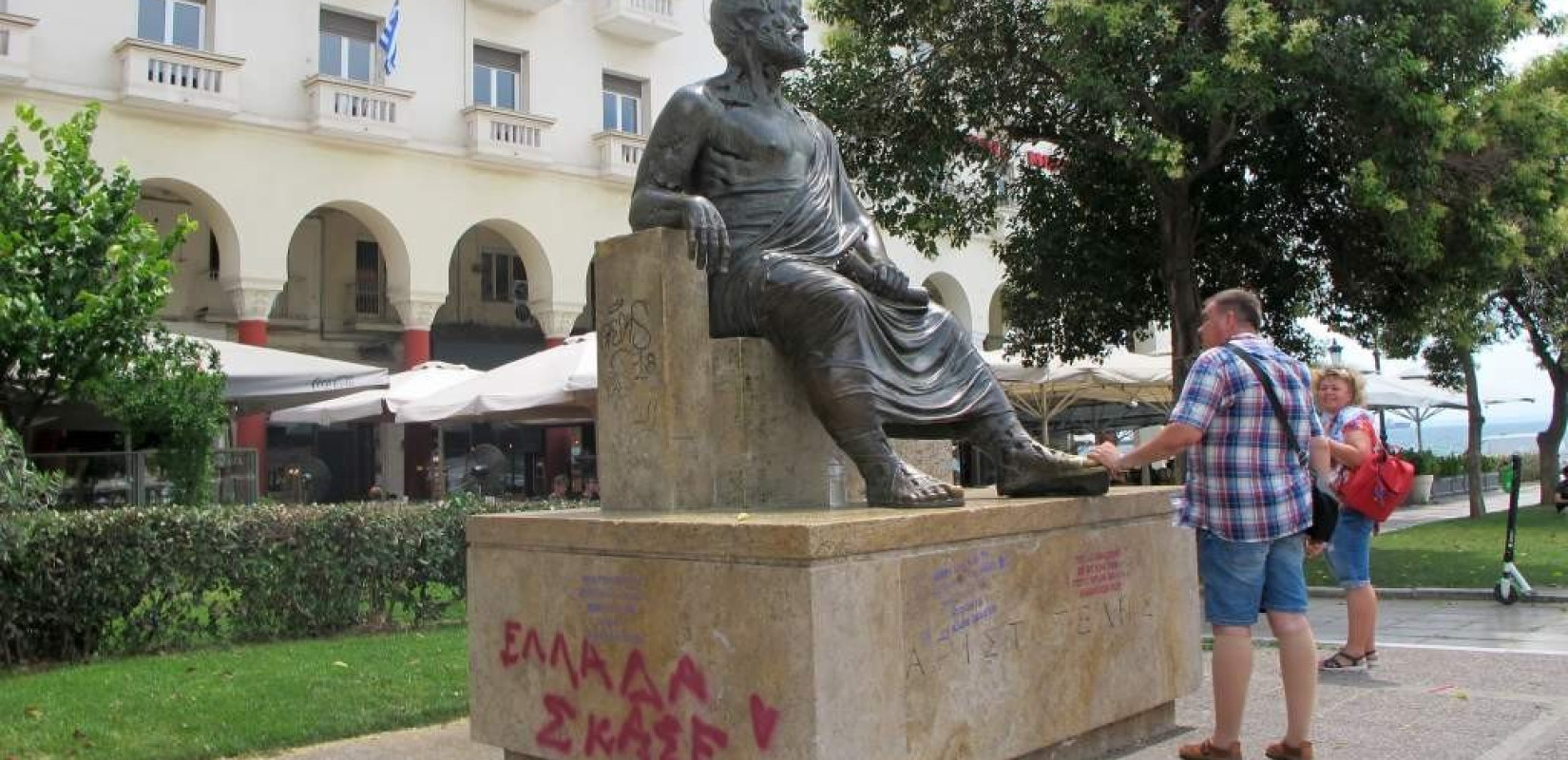 Υβριστικά συνθήματα στο άγαλμα του Αριστοτέλη και την πλατεία Αριστοτέλους (φωτ.)