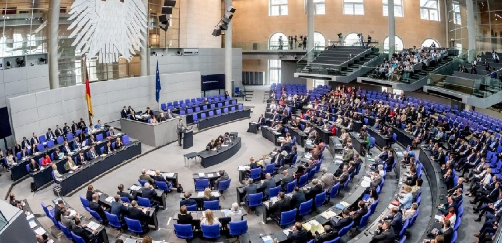 Η γερμανική βουλή αμφισβητεί το "όχι" της κυβέρνησης για τις αποζημιώσεις στην Ελλάδα