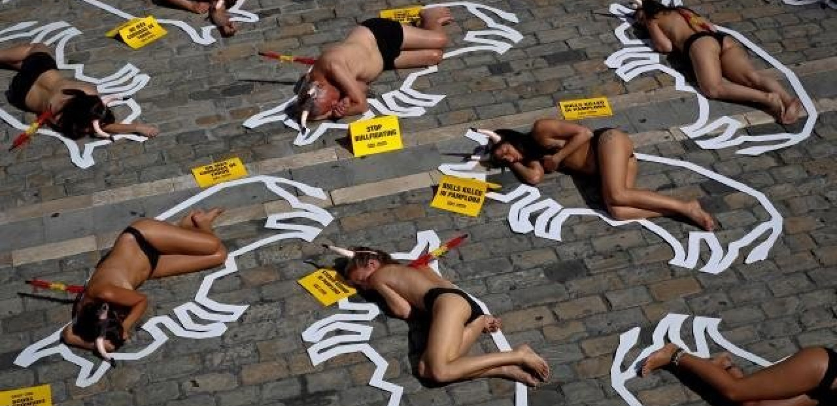 Ισπανία: Ημίγυμνοι ακτιβιστές διαμαρτύρονται για τις ταυροδρομίες στην Παμπλόνα
