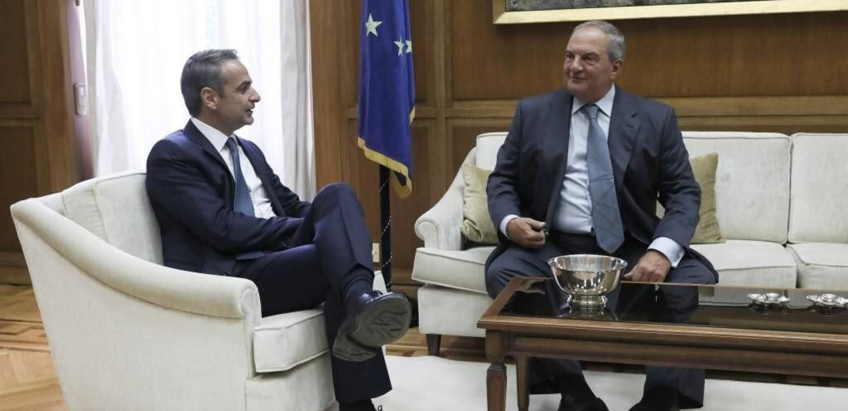 Για τις πολιτικές και τις οικονομικές εξελίξεις συζήτησαν Μητσοτάκης - Καραμανλής