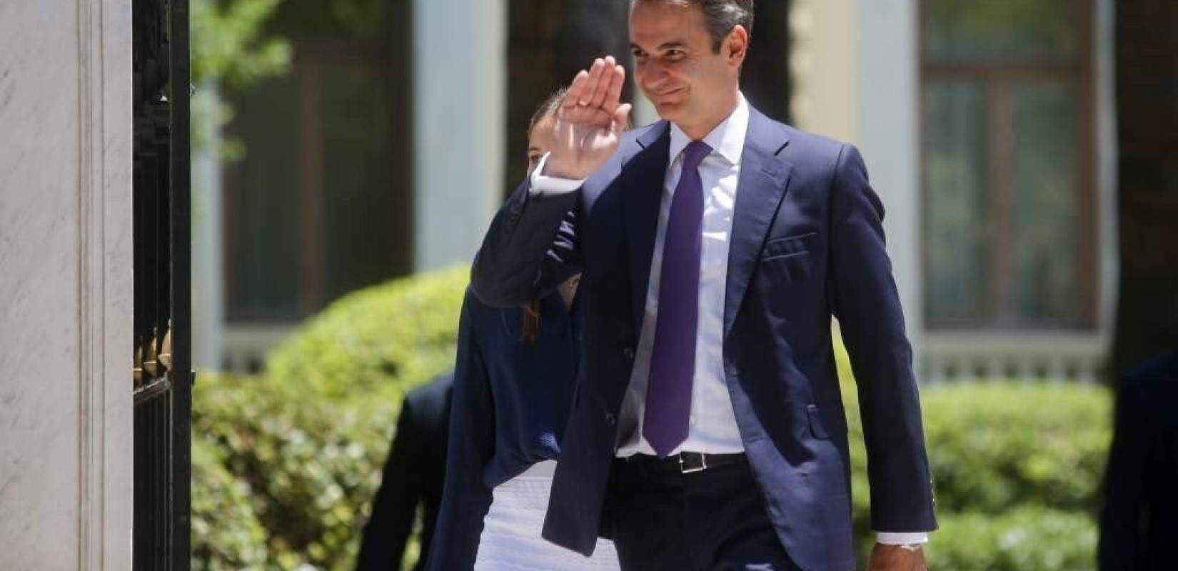 Guardian: Ο Κ. Μητσοτάκης έχει βάλει τις μηχανές στο φουλ