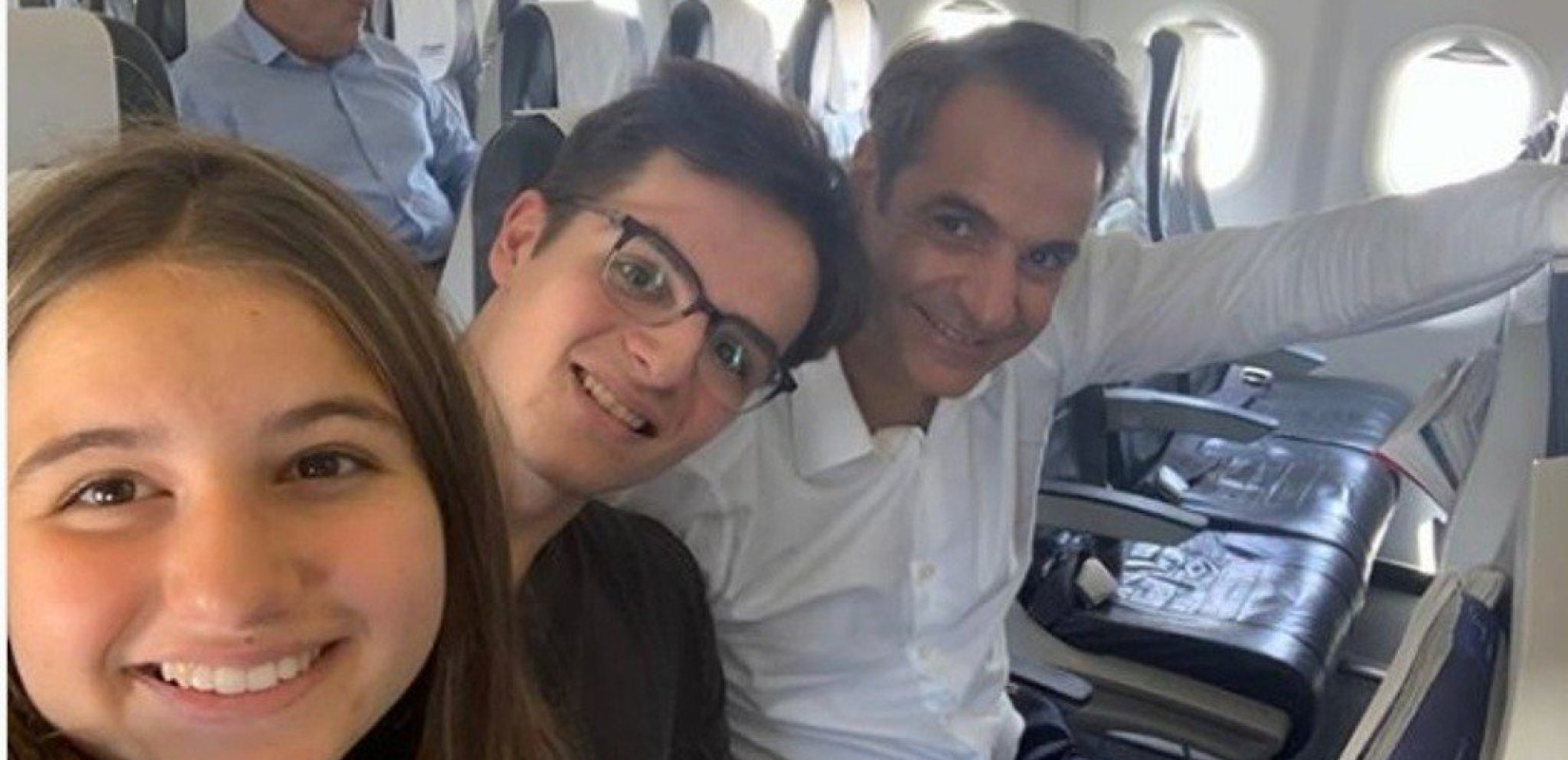 Με τα παιδιά του έρχεται στη Θεσσαλονίκη ο Μητσοτάκης - Η σέλφι από το αεροπλάνο 