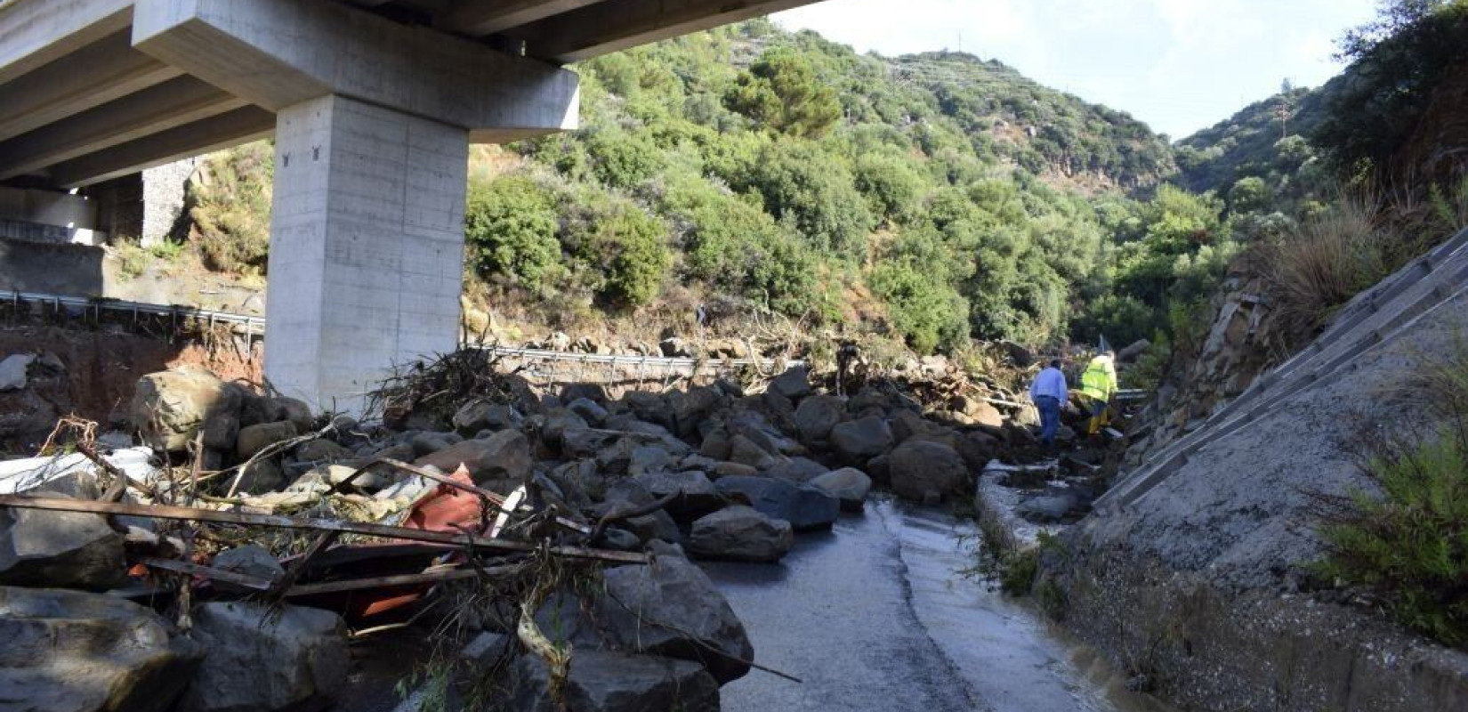 Εικόνες "Αποκάλυψης" στη Ναυπακτία από την κακοκαιρία (φωτογραφίες)