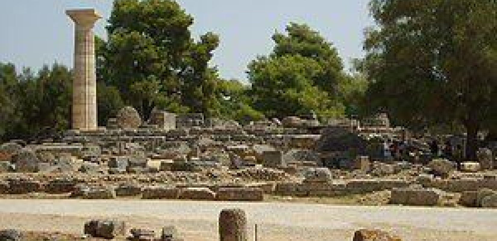 Εθελοντές του Ερυθρού Σταυρού προσφέρουν εμφιαλωμένο νερό στην Αρχαία Ολυμπία