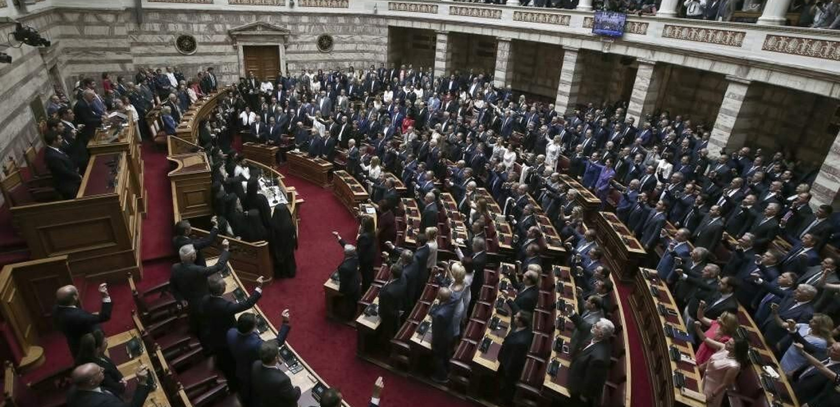 Ορκίστηκαν οι 300 της νέας Βουλής (video)