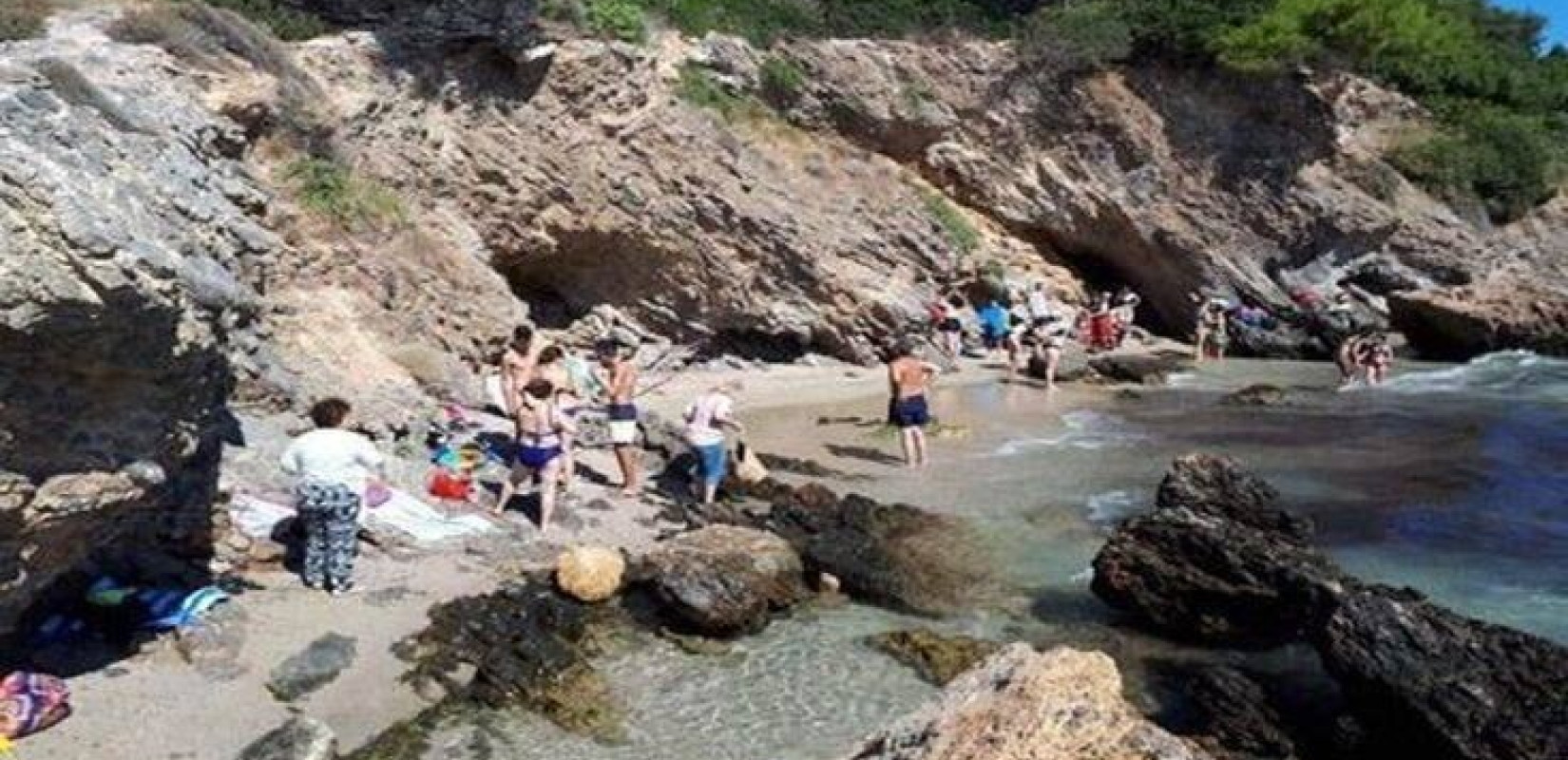 Eκκενώνεται παραλία λόγω αποκόλλησης βράχου