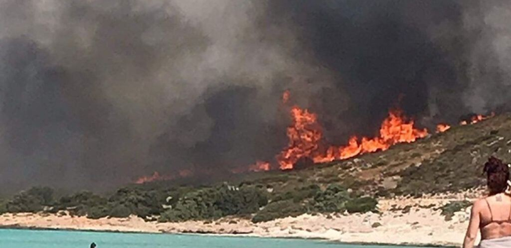 Εκκένωση κατασκήνωσης και ξενοδοχείου στην Ελαφόνησο (φωτο)