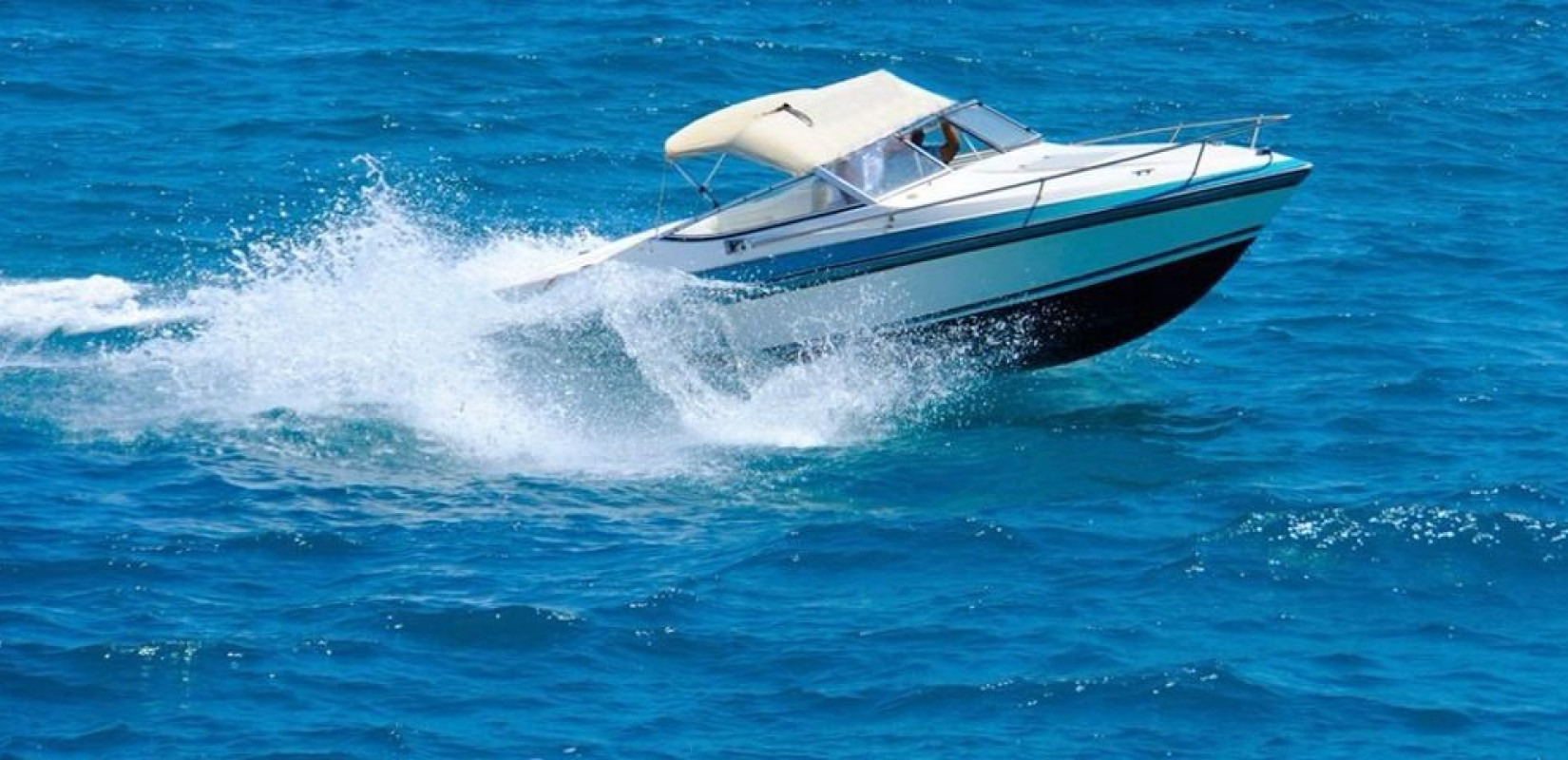 Στις φλόγες ταχύπλοο σκάφος στο Βαθύ Γυθείου - Μια γυναίκα μεταφέρθηκε στο Κέντρο Υγείας